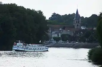 L'église Saint-Germain, devant la Seine.