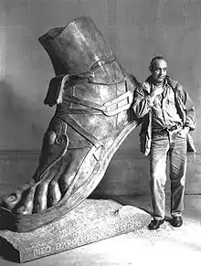 Andrey Lekarski et son sculpture monumentale Le Pied d'Apollon du Belvédère