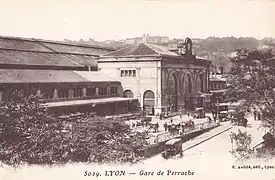 La façade de la gare, vue de biais, au début du XXe siècle.