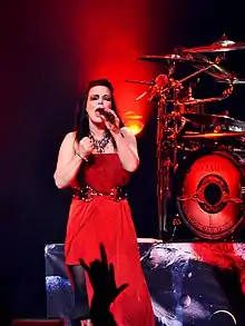 Description de l'image Anette Olzon avec Nightwish à Nantes en 2012.jpg.