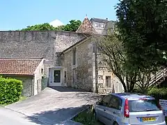 Bibliothèque et toit du pigeonnier.