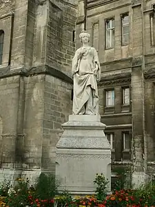 Marguerite de Valois (1872), Angoulême, jardins de l'hôtel de ville.