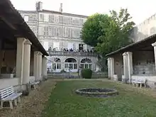 Le bâtiment vu du jardin