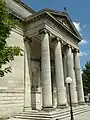 Le fronton et la colonnade.