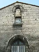 Vestiges de l'ancien palais Taillefer, en face de l'église.