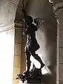 Statue de Saint Michel Archange à l'entrée de l'église.