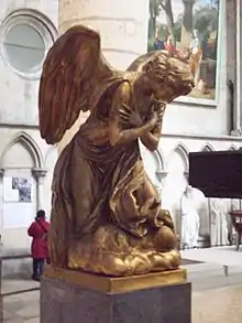 Photo d'un des deux anges de Caffieri encadrant le maître-autel d'avant Vatican II