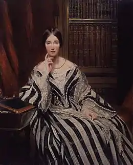 Peinture. Jeune femme assise, au visage fin, cheveux noirs coiffée en bandeaux, posture élégante, en belle robe de soie à larges rayures noires, avec une étole et des manchettes de dentelle