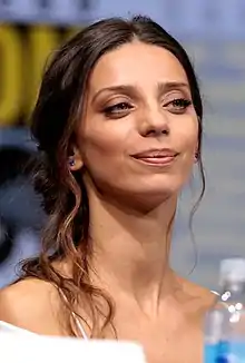 Angela Sarafyan interprète Clémentine Pennyfeather.