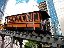 Vue en contre plongée d'une des cabines (orange et noire).