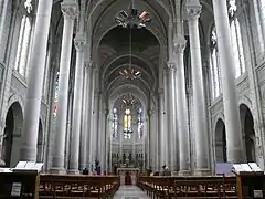  Photographie de la nef lumineuse d'une église.