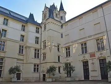 Le logis Barrault qui abrite le Musée des beaux-arts.