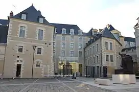  Vue de l'entrée du Musée des Beaux-Arts (logis Barrault, place Saint-Éloi).