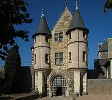 Châtelet, vue extérieure de la cour seigneuriale.