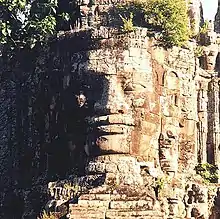 Tour de la porte Sud, visage représentant Avalokiteśvara