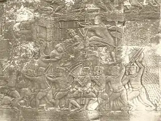 Scène de guerre au visage de trois-quarts. Bayon. Fin XIIe - déb. XIIIe s. Bronze. H. 38,5 cm.