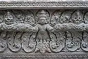 Linteau. Kapilapura (Angkor). Style de Preah Ko. 875-900. Grès. H. 53 x L. 172 cm. Musée Guimet