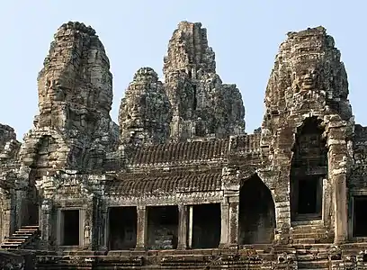 Angkor Thom serait la réplique sur Terre de la ville d'Indra, le roi des dieux, dont la porte est gardée par les quatre rois des Orients