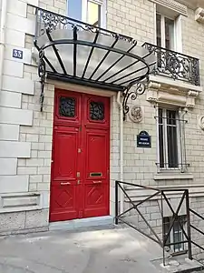 L’hôtel particulier en haut des escaliers.