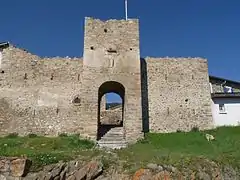 L'ancien château et sa porte.