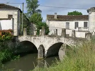 Pont médiéval à Angles.