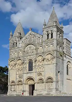 Style roman (cathédrale Saint-Pierre, Angoulême, France).