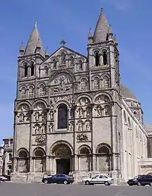 Cathédrale Saint-Pierre d'Angoulême, état actuel, on peut noter la ligne générale équilibrée et plus fluide par l'ajout en hauteur