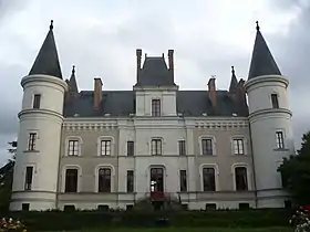 Le château d'Angrie et celui de Chanzeaux, précurseurs de Challain.