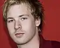 Angus McLaren interprète Lewis McCartney