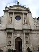 Vue de la façade de l'église Saint-Sauveur.