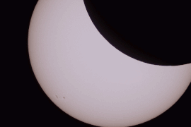 Animation de la phase partielle de l'éclipse vue depuis Shoshoni, dans le Wyoming.