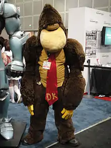 Personne déguisée avec un costume de Donkey Kong.