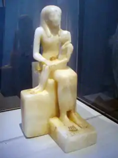 Pépi II allaité par sa mère tel un nouvel Horus. VIe dynastie, Brooklyn Museum.