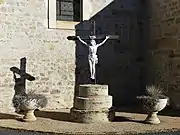 Le crucifix à côté de l'église.