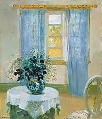 Tableau d'une pièce claire aux rideaux bleus, avec au premier plan une chaise, un guéridon et un gros vase de fleurs.