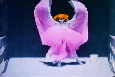 Film Danse du papillon (1894), interprété par Annabelle Whitford, réalisé par William Kennedy et Laurie Dickson, colorié à la main par Antonia Dickson.