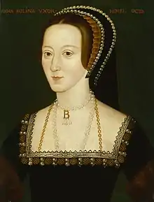 Portrait d'une femme aux cheveux roux dissimulés par une coiffe. Elle porte une robe verte et un collier de perles