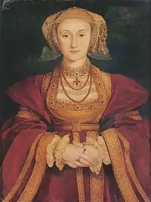 Portrait de face d'une femme portant une ample robe rouge et dorée