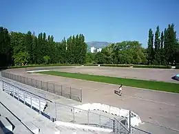 Photographie d'une piste ovale en béton