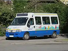 Photographie en couleurs d’un minibus avec la livrée de 1996.