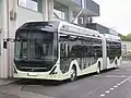 Photographie en couleurs d’un autobus articulé électrique en essai sur le réseau.