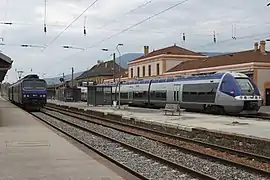 Les quais 2 et 3 avant leur reconstruction. À gauche du bâtiment de la gare se trouvent le service médical de la SNCF, puis les entrepôts de la Sernam.