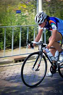 Annemiek van Vleuten avec le maillot de leader de la Coupe du monde en 2011