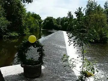 Le barrage sur l'Isle au moulin de Taillepetit.