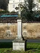 Face au château de Siorac, la croix de l'ancienne chapelle.