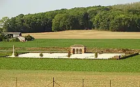 Le cimetière britannique vu depuis le cimetière communal.