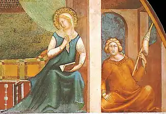 Détail de peinture. Une femme assise en tenant une quenouille écoute au mur de l'autre côté duquel se trouve Marie.