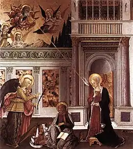 Peinture. Entre l'ange et Marie, un homme assis par terre écrit sur un rouleau de papier à côté d'un bœuf.