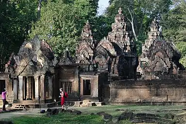 Banteay Srei. Vue générale des deux premières enceintes