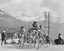 Photographie montrant plusieurs cyclistes gravissant un col.